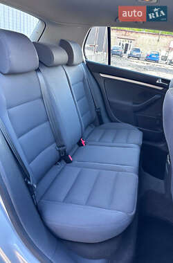 Хэтчбек Volkswagen Golf 2005 в 