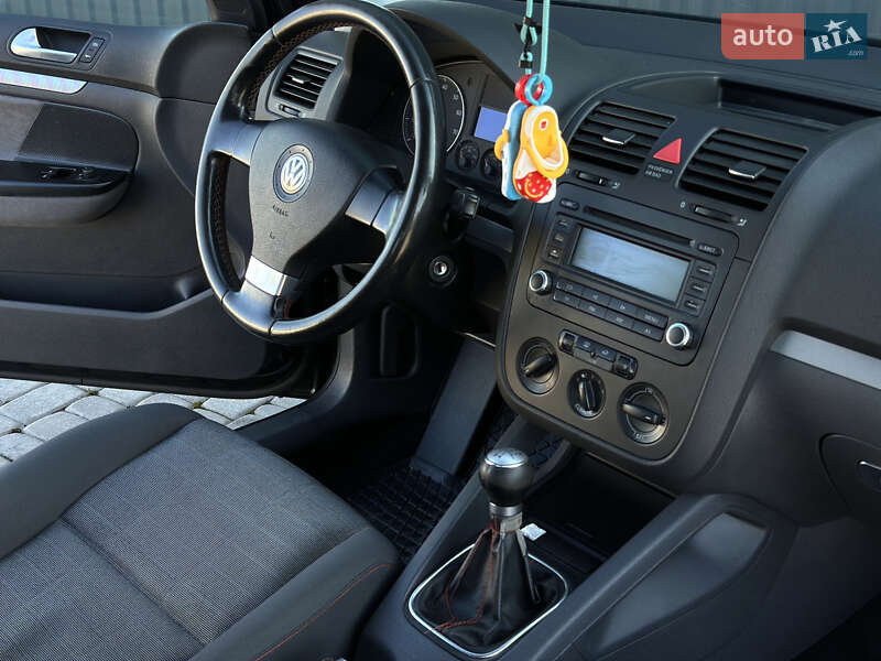 Хетчбек Volkswagen Golf 2006 в Ужгороді