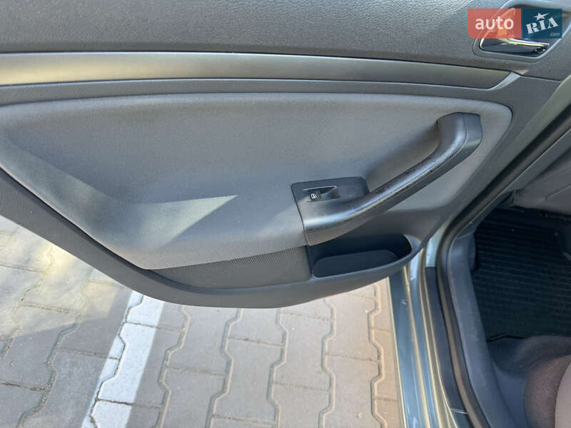 Хетчбек Volkswagen Golf 2004 в Хмельницькому