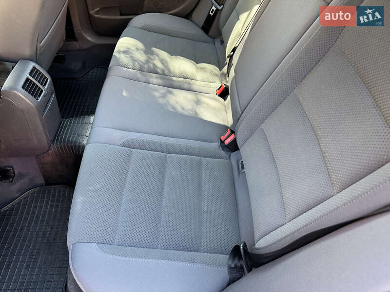 Хетчбек Volkswagen Golf 2004 в Хмельницькому