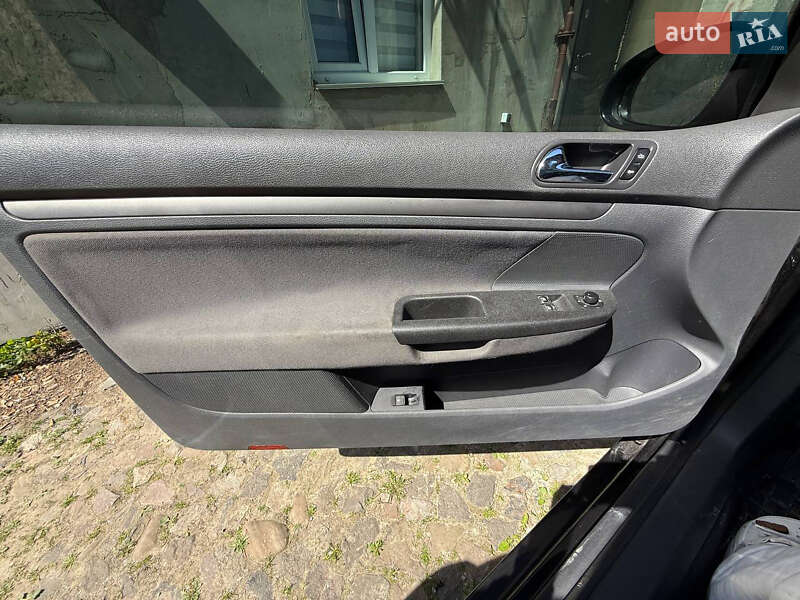 Хетчбек Volkswagen Golf 2004 в Рівному