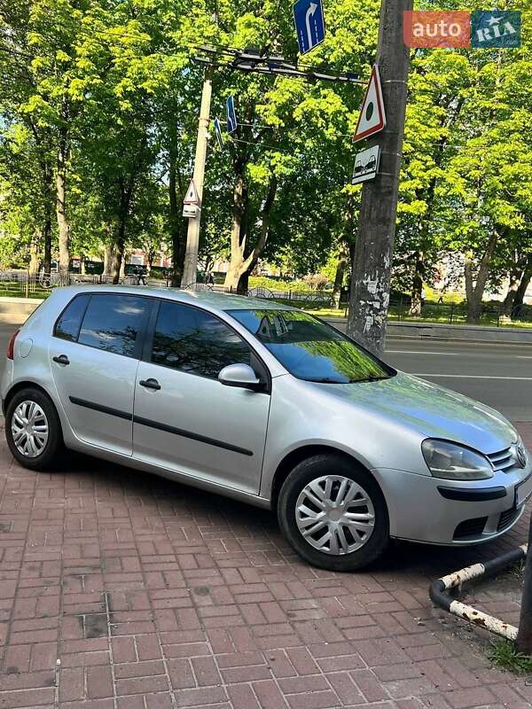 Хэтчбек Volkswagen Golf 2004 в 