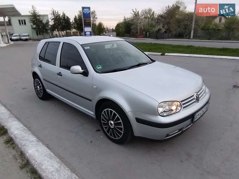 Хэтчбек Volkswagen Golf 2000 в 