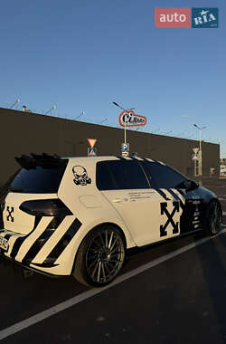 Хетчбек Volkswagen Golf 2017 в 