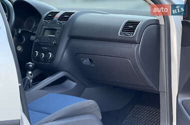 Хэтчбек Volkswagen Golf 2006 в 