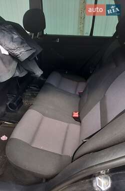 Хетчбек Volkswagen Golf 2001 в 