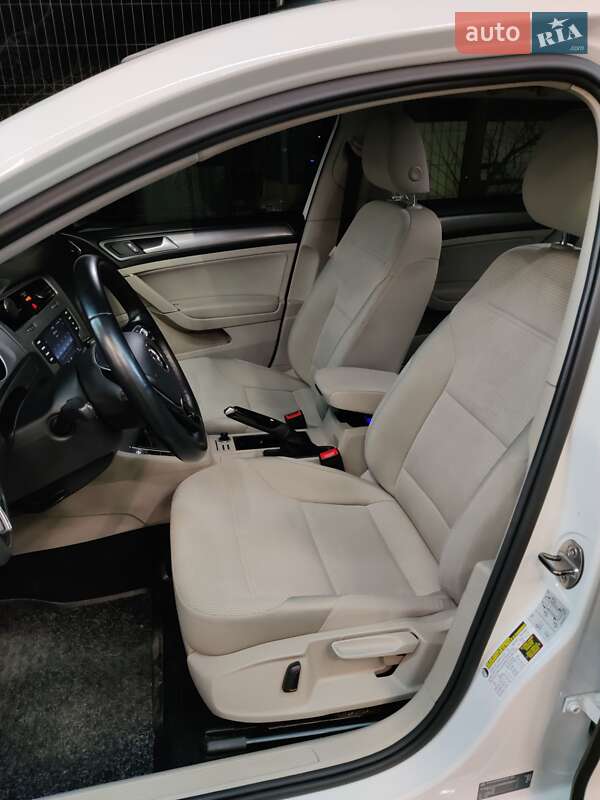 Універсал Volkswagen Golf 2015 в Києві