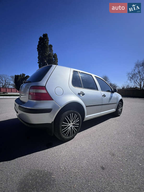 Хэтчбек Volkswagen Golf 2002 в Хмельнике