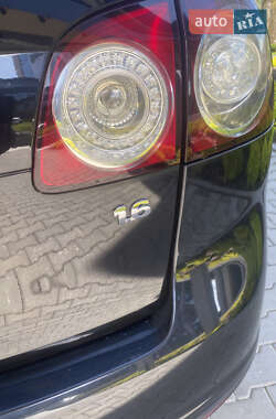 Хэтчбек Volkswagen Golf 2005 в 