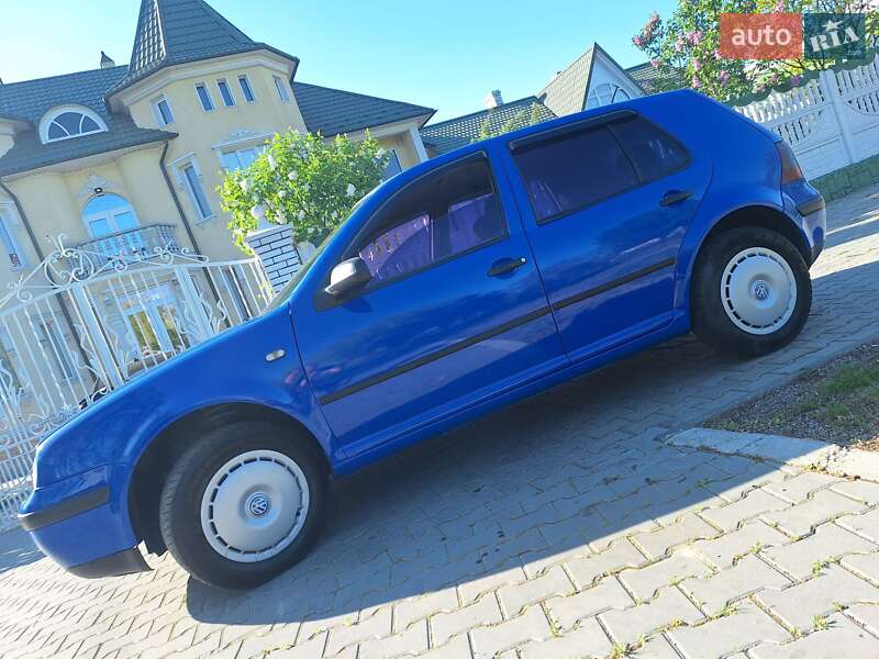 Хетчбек Volkswagen Golf 1999 в 