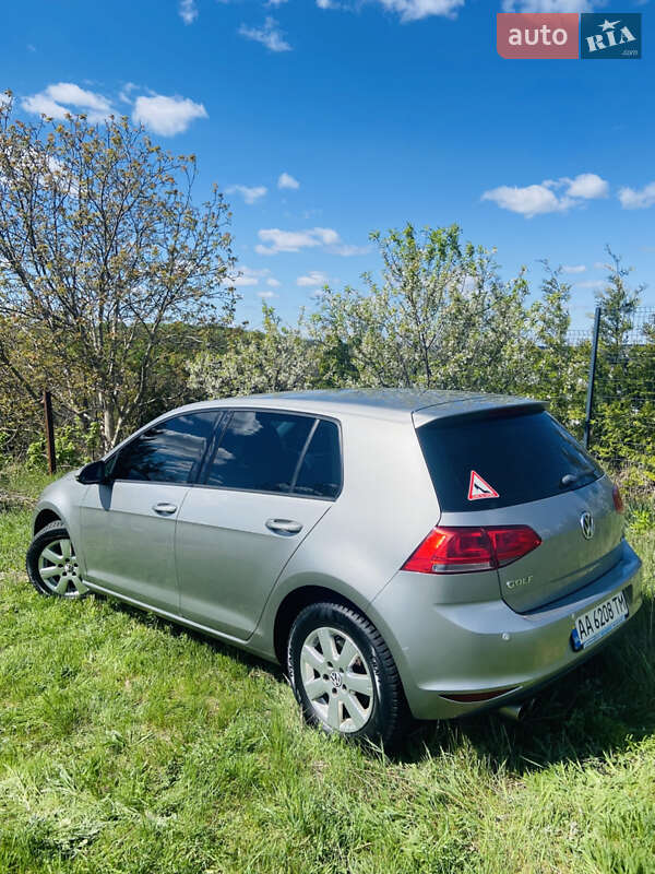 Хэтчбек Volkswagen Golf 2015 в Киеве