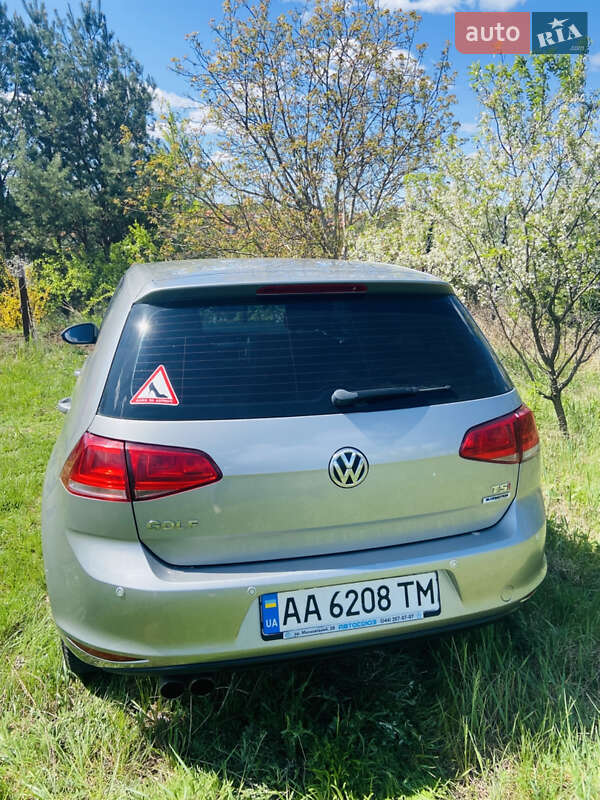 Хэтчбек Volkswagen Golf 2015 в Киеве