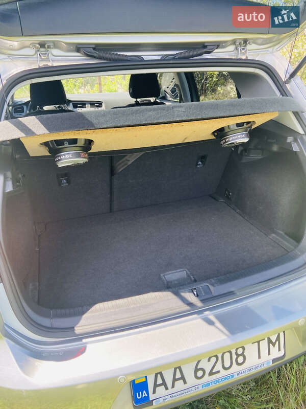 Хэтчбек Volkswagen Golf 2015 в Киеве