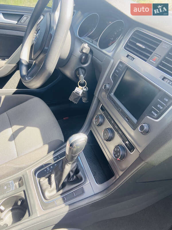Хэтчбек Volkswagen Golf 2015 в Киеве