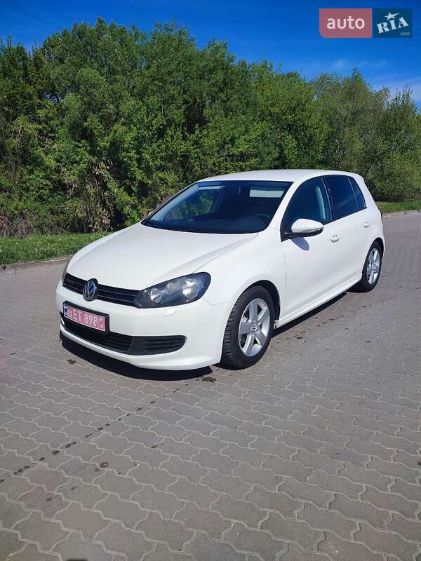 Хетчбек Volkswagen Golf 2012 в 