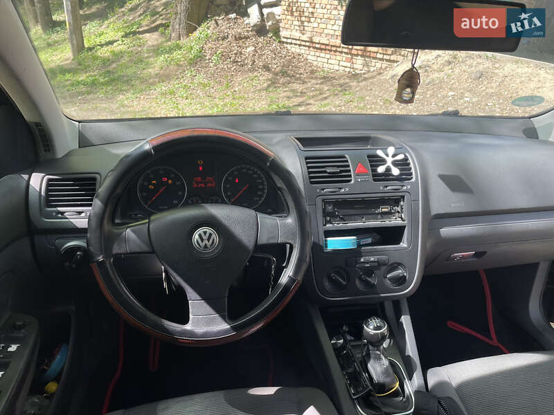Хетчбек Volkswagen Golf 2005 в Києві