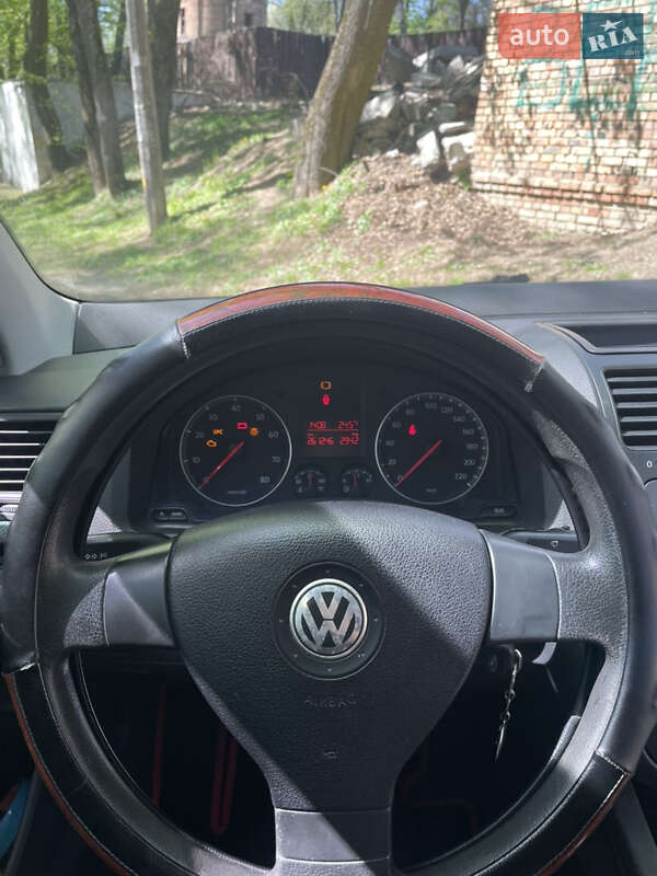 Хетчбек Volkswagen Golf 2005 в Києві