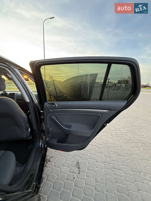 Хетчбек Volkswagen Golf 2005 в Городку