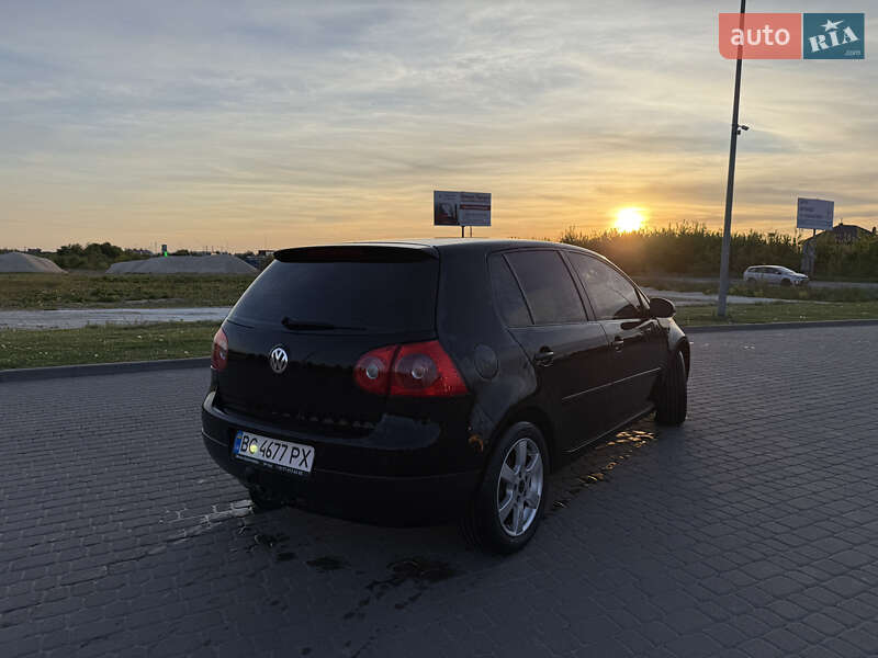 Хетчбек Volkswagen Golf 2005 в Городку