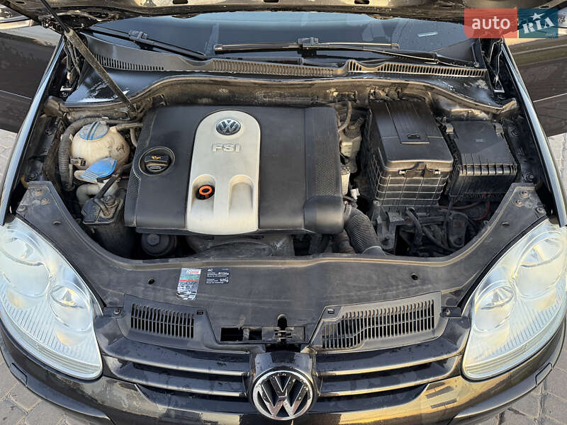 Хетчбек Volkswagen Golf 2005 в Городку