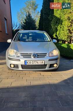 Хэтчбек Volkswagen Golf 2005 в 