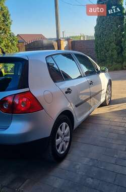Хэтчбек Volkswagen Golf 2005 в 