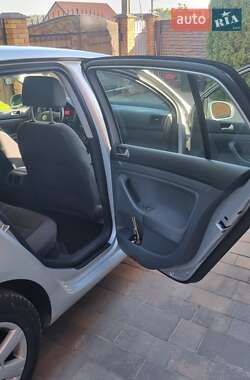 Хэтчбек Volkswagen Golf 2005 в 