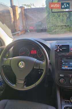 Хэтчбек Volkswagen Golf 2005 в 