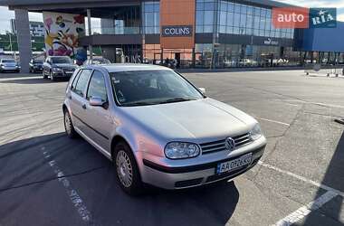 Хэтчбек Volkswagen Golf 2002 в 