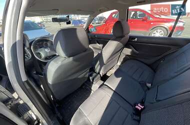 Хэтчбек Volkswagen Golf 2002 в 