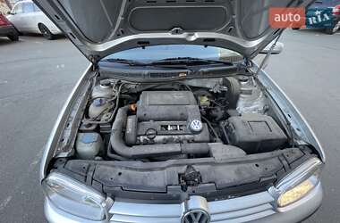 Хэтчбек Volkswagen Golf 2002 в 