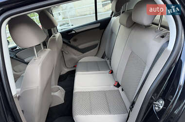 Хэтчбек Volkswagen Golf 2010 в 