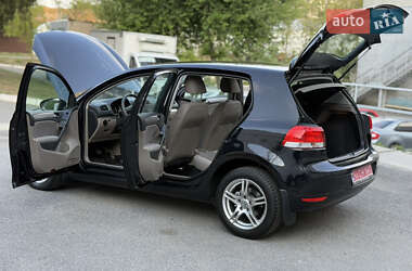 Хэтчбек Volkswagen Golf 2010 в 