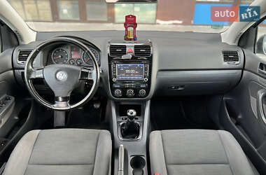 Хэтчбек Volkswagen Golf 2009 в 