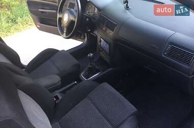 Хетчбек Volkswagen Golf 2003 в 