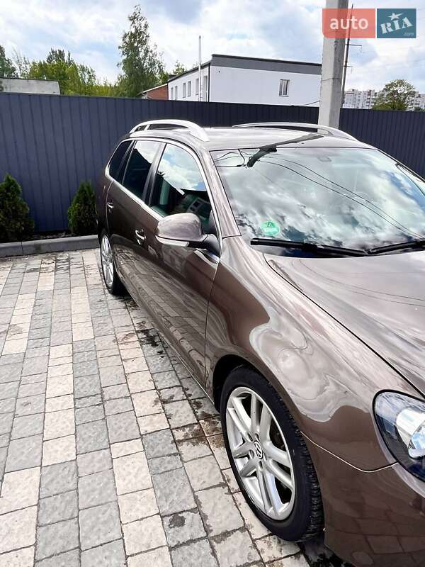 Універсал Volkswagen Golf 2010 в Львові