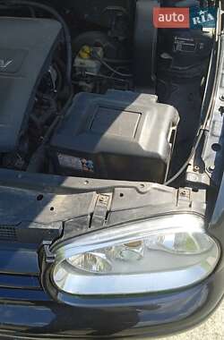 Хетчбек Volkswagen Golf 2003 в 