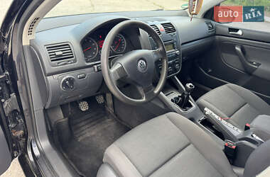 Хетчбек Volkswagen Golf 2005 в 