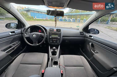 Хетчбек Volkswagen Golf 2005 в 