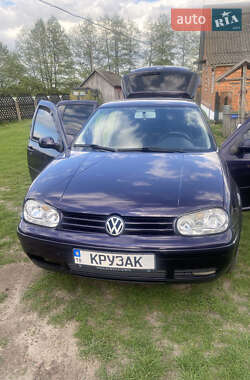 Хетчбек Volkswagen Golf 2000 в 