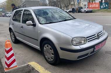 Хэтчбек Volkswagen Golf 2002 в 