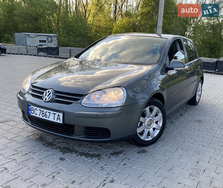 Хэтчбек Volkswagen Golf 2004 в 