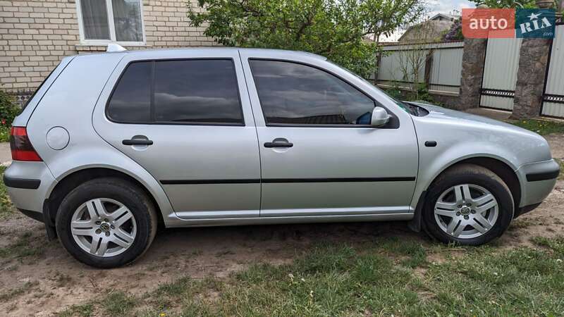 Хетчбек Volkswagen Golf 2002 в Бершаді
