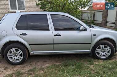 Хэтчбек Volkswagen Golf 2002 в 