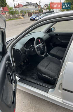 Хэтчбек Volkswagen Golf 1998 в 