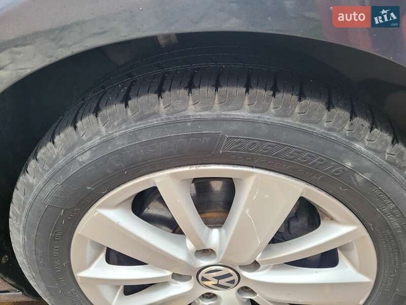 Хэтчбек Volkswagen Golf 2012 в Хусте