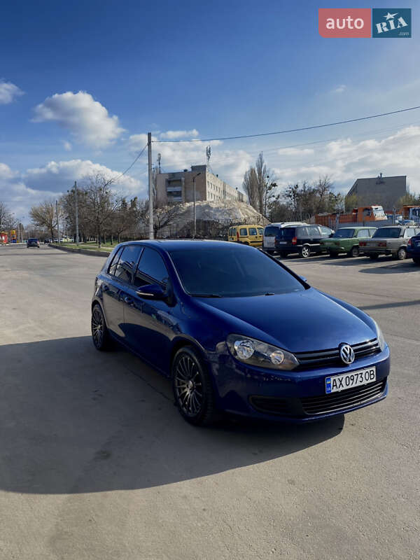 Хэтчбек Volkswagen Golf 2009 в 