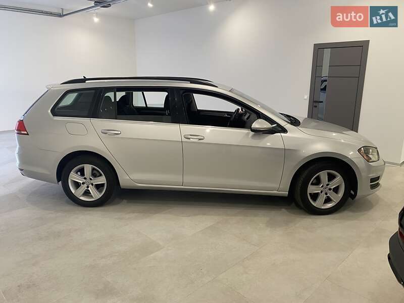 Універсал Volkswagen Golf 2015 в Ірпені