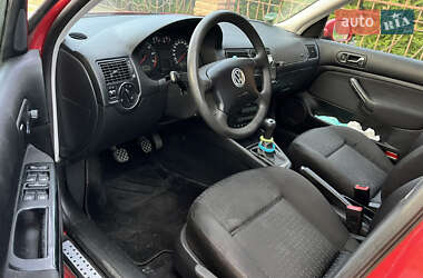 Хэтчбек Volkswagen Golf 2002 в 