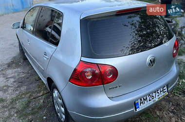 Хетчбек Volkswagen Golf 2003 в 